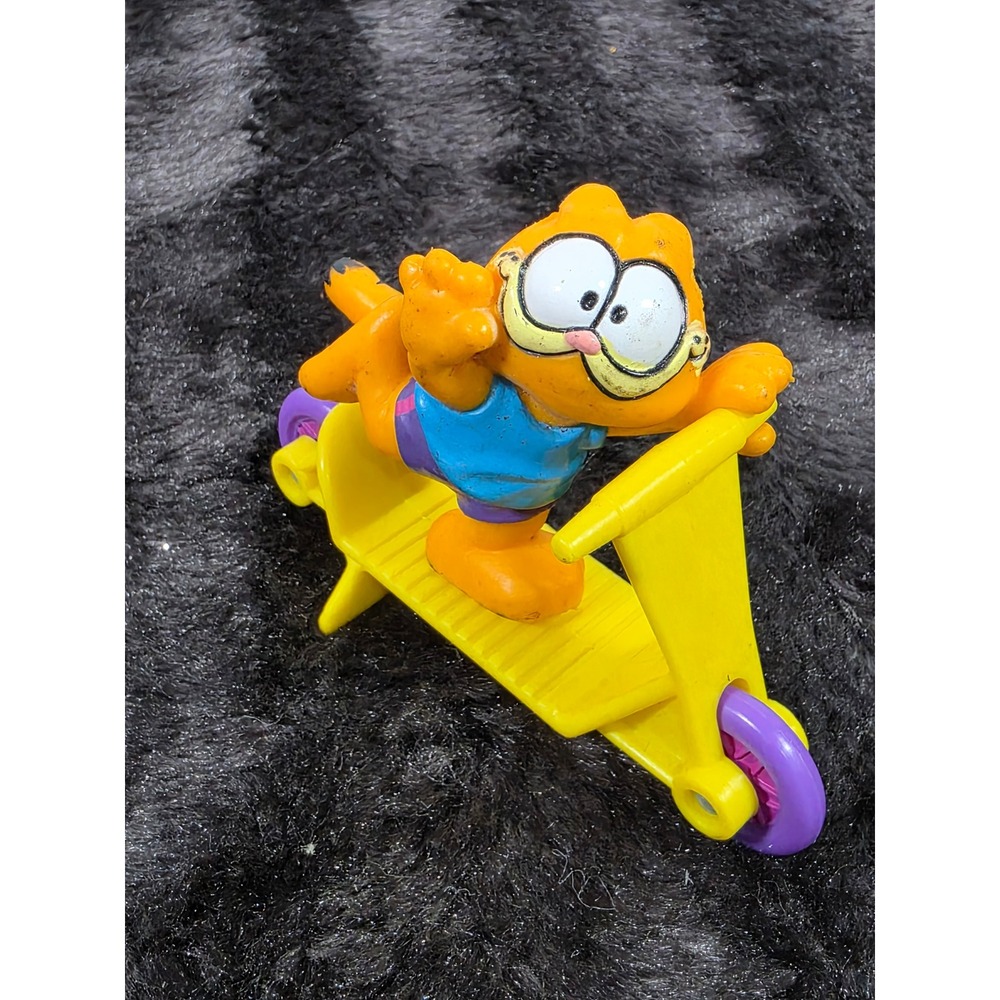 Vintage Garfield the Cat PVC Figure Riding Yellow Scooter Blue Shirt Toy